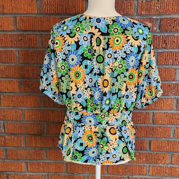 CAbi Happy Top bright floral fitted top Size Medium NWOT Spring 2022 - Picture 6 of 9